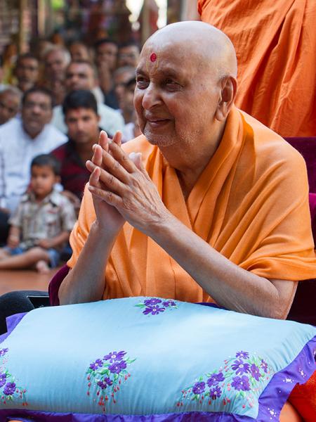  Swamishri bids Jai Swaminarayan to devotees