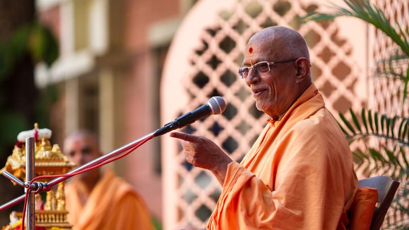  Pujya Doctor Swami delivers a discourse
