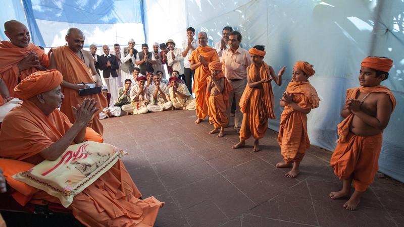  Swamishri arrives for the smruti parva
