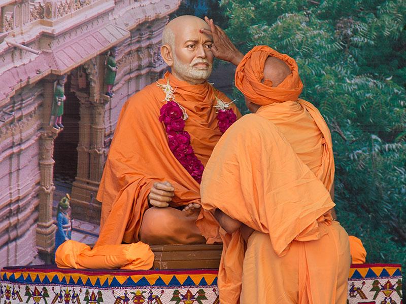  Pujya Tyagvallabh Swami performs pujan of Shastriji Maharaj