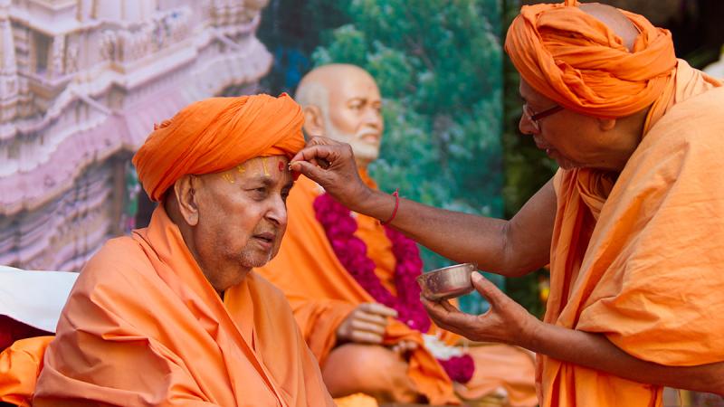  Pujya Tyagvallabh Swami performs pujan of Swamishri