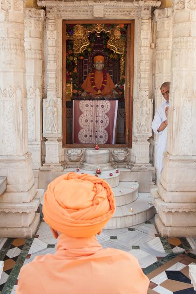  Swamishri engrossed in darshan of Shastriji Maharaj
