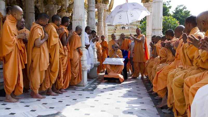  Sadhus doing darshan of Swamishri