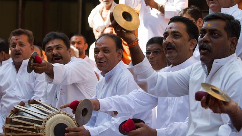  Youths sing kirtans in traditional 'ochhchhav' style