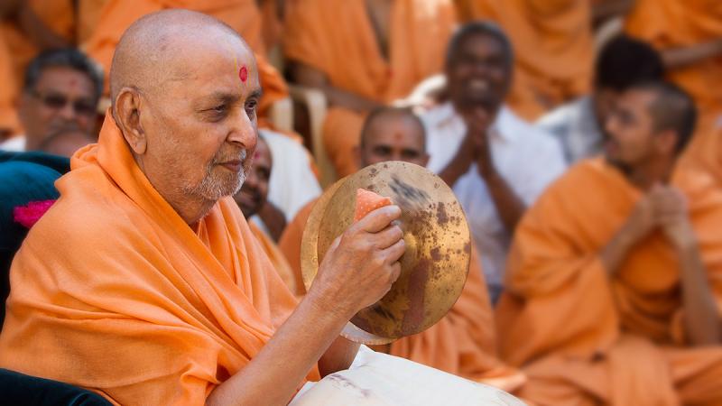 Swamishri plays the cymbals