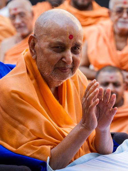  Swamishri blesses devotees