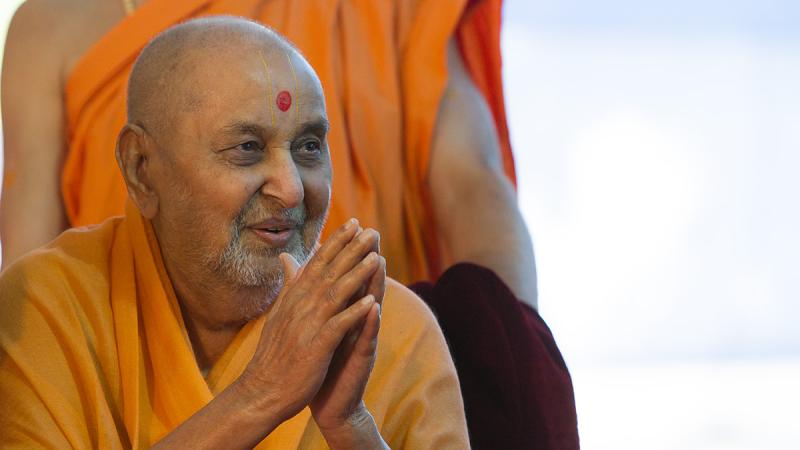  Swamishri bids Jai Swaminarayan to devotees  