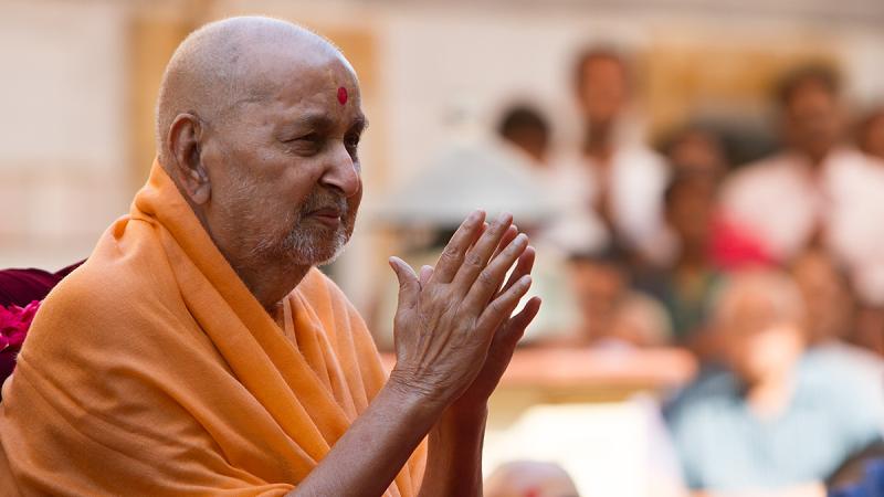  Swamishri bids Jai Swaminarayan to devotees 