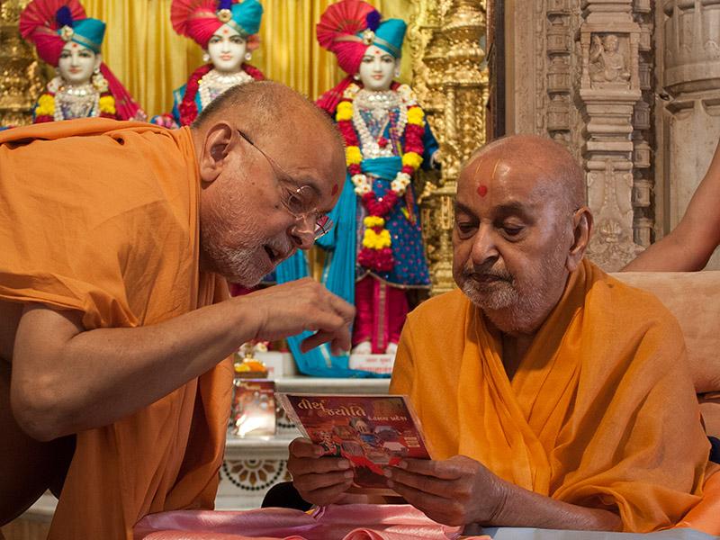 Swamishri inaugurates two new video publications 'Tirth Jyoti - Dandhavya Pradesh' and 'Tirth Jyoti - Sorath Pradesh'