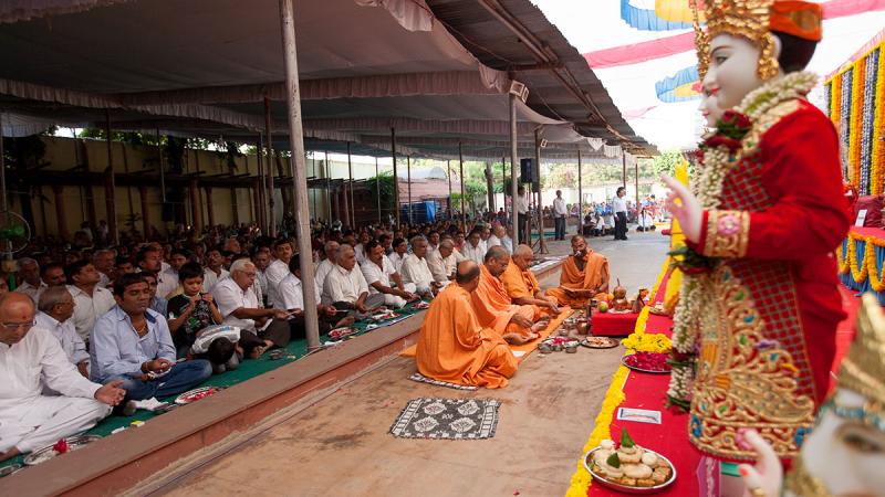  Senior sadhus perform pratishtha mahapuja