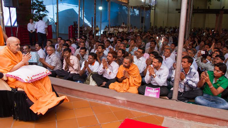  Swamishri blesses devotees from Dihen