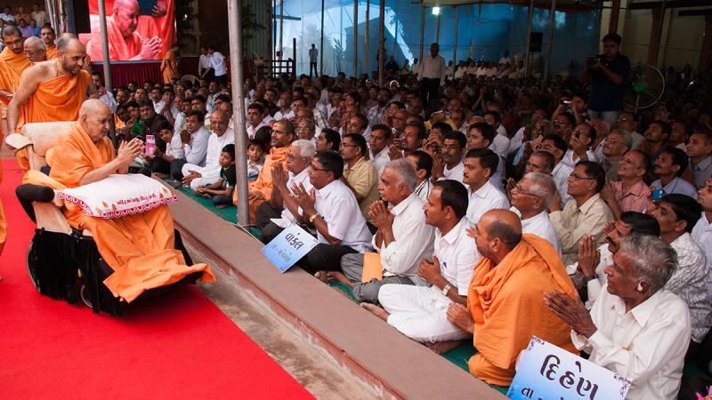  Swamishri blesses devotees from Vankal and Bhathena