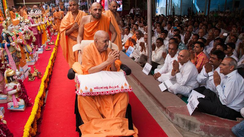  Swamishri blesses devotees from Oklahoma