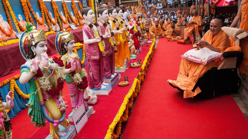  Swamishri performs murti-pratishtha arti