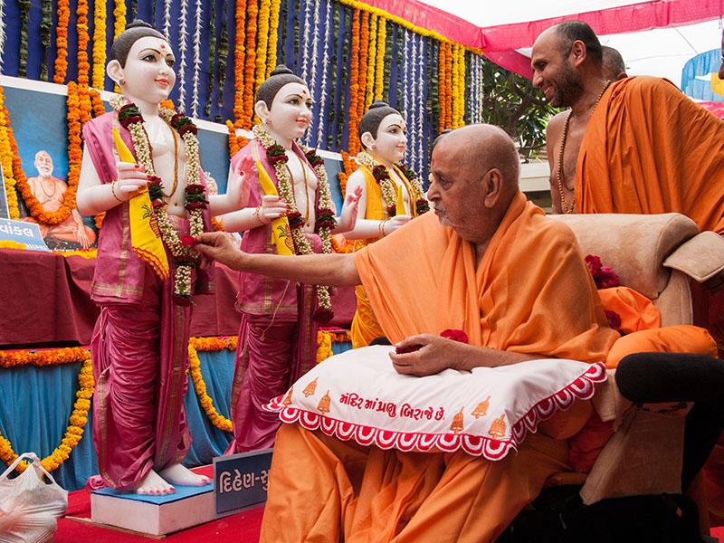  Swamishri performs pujan of the murtis of Dihen Mandir