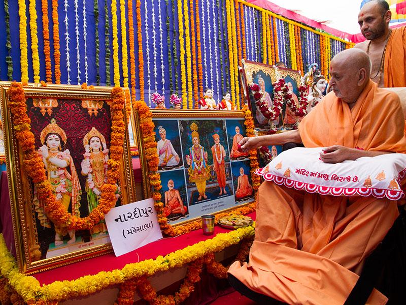  Swamishri performs pujan of the murtis of Nardipur Mandir
