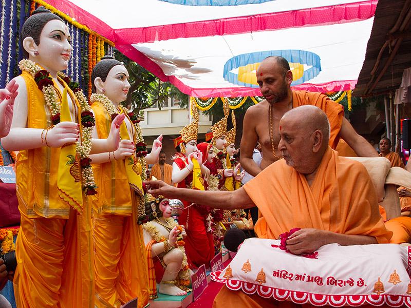  Swamishri performs pujan of the murtis of Vankal Mandir