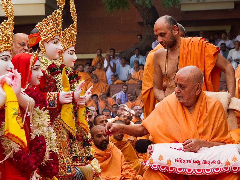  Swamishri performs pujan of the murtis of Bhathena Mandir