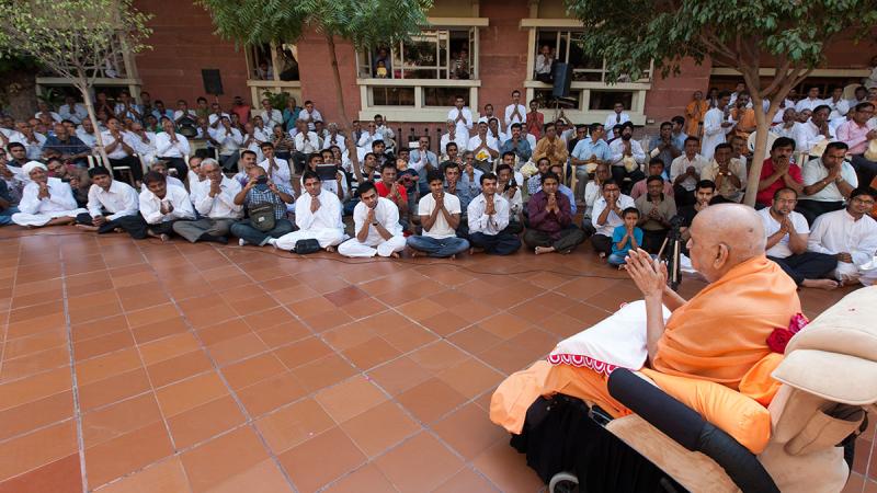  Swamishri bids Jai Swaminarayan to devotees 