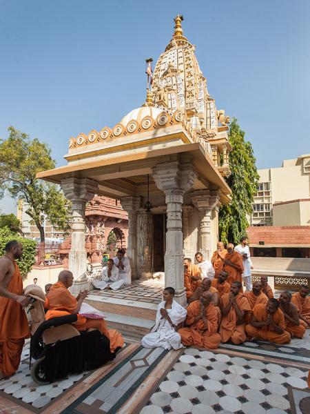  Sadhus doing darshan of Swamishri in the mandir pradakshina