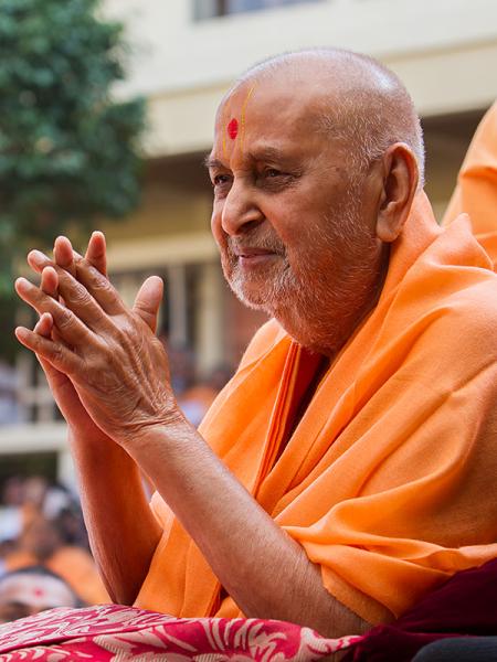  Swamishri bids 'Jai Swaminarayan' to devotees 