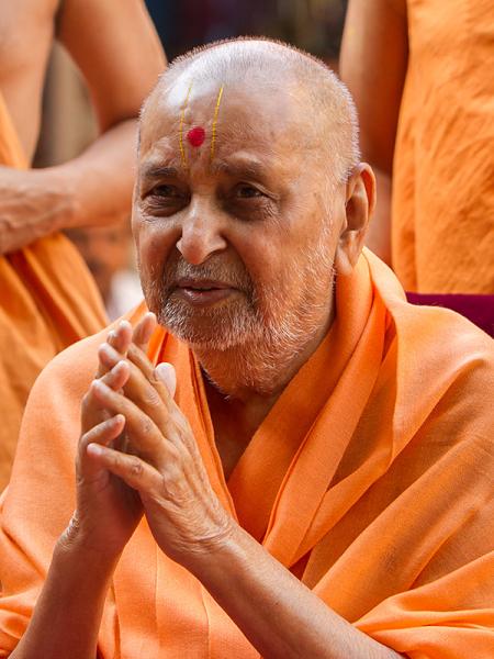  Swamishri bids 'Jai Swaminarayan' to devotees