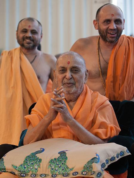  Swamishri bids 'Jai Swaminarayan' to devotees 