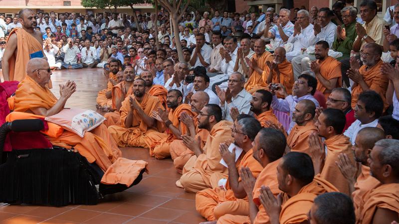  Sadhus and devotees doing darshan of Swamishri