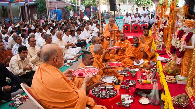  Senior sadhus perform pratishtha mahapuja