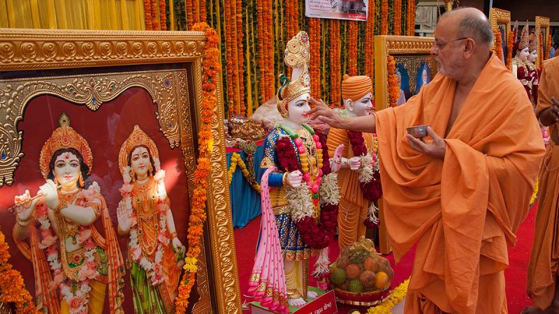  Pujya Ishwarcharan Swami performs pujan of murtis