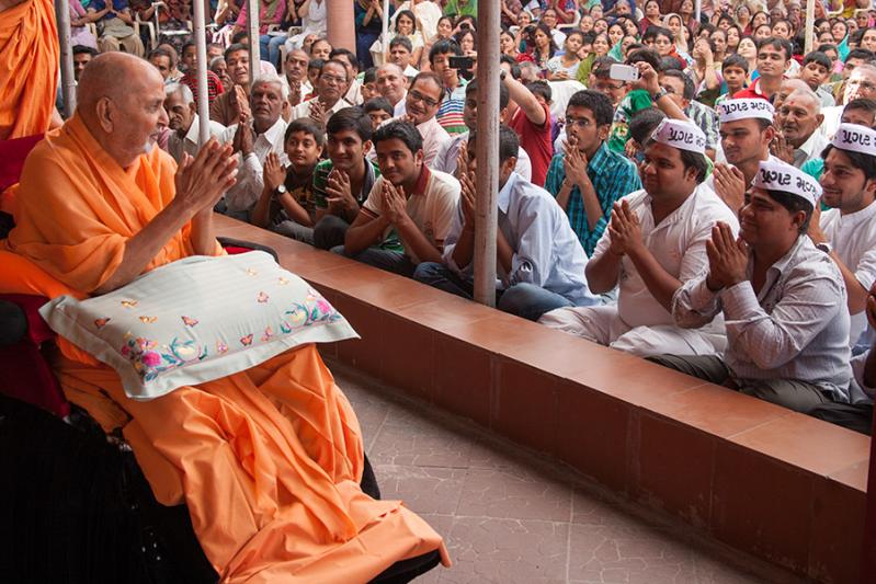  Devotees doing darshan of Pramukh Swami Maharaj