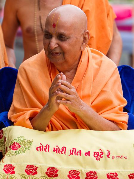  Swamishri bids 'Jai Swaminarayan' to devotees