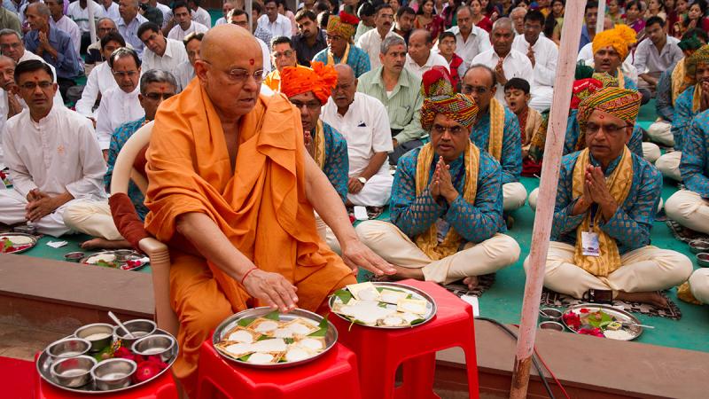  Pujya Ishwarcharan Swami performs pratishtha mahapuja
