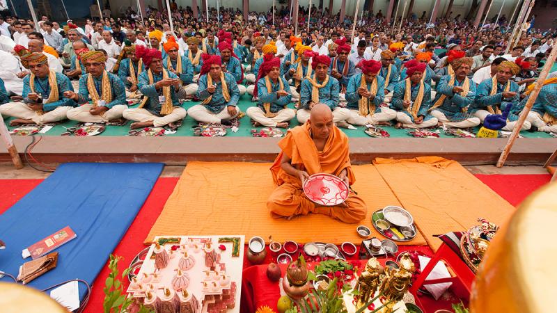  Senior sadhus and devotees participate in mahapuja