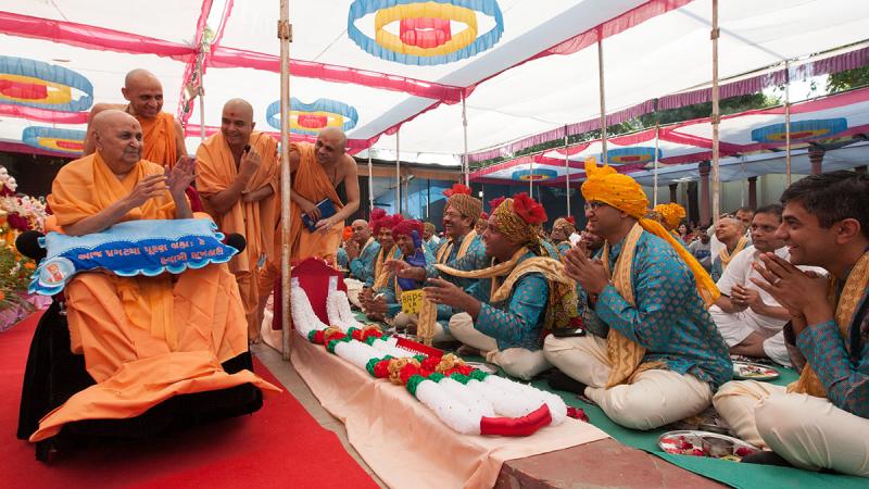  Swamishri blesses devotees from Sacramento