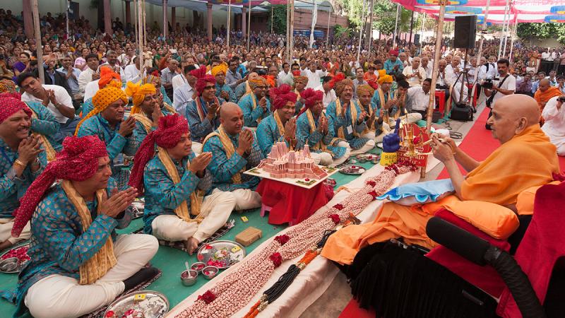  Swamishri performs murti-pratishtha arti