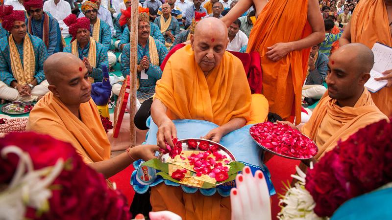  Swamishri performs pujan of yantras
