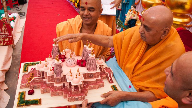  Swamishri sanctifies model of Chino Hills Mandir