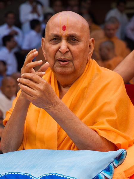  Swamishri bids 'Jai Swaminarayan' to sadhus