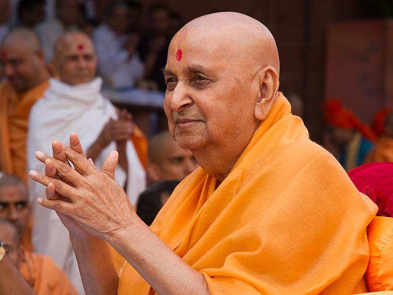  Swamishri bids 'Jai Swaminarayan' to sadhus