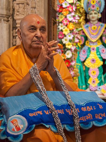 Senior sadhus honor Swamishri with a garland