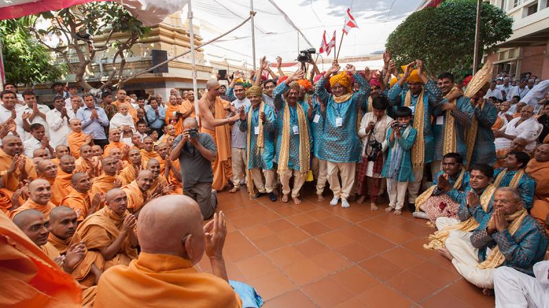  Devotees rejoice before Swamishri