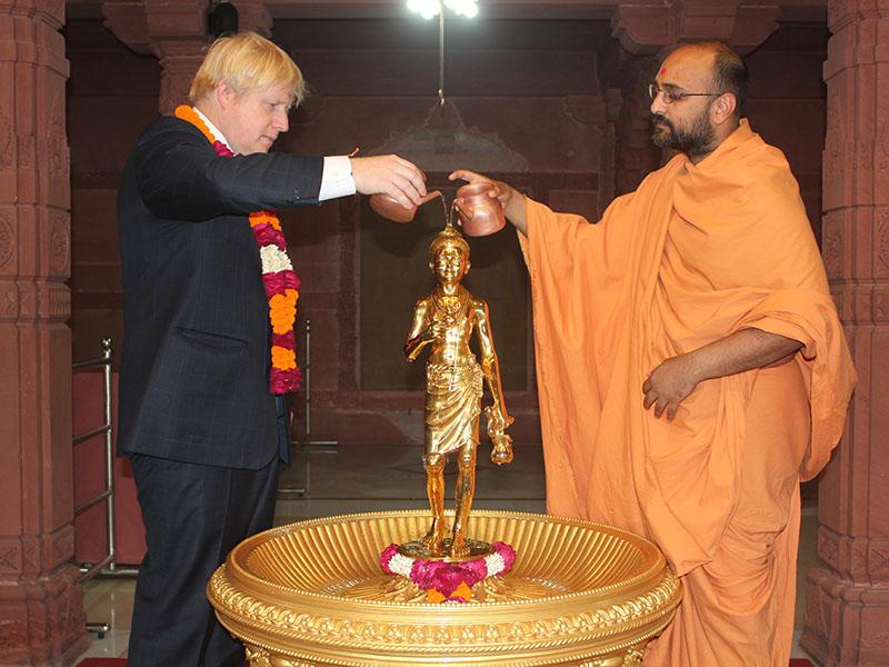 Mayor of London, Boris Johnson, performs abhishek of Nilkanth Varni at Swaminarayan Akshardham