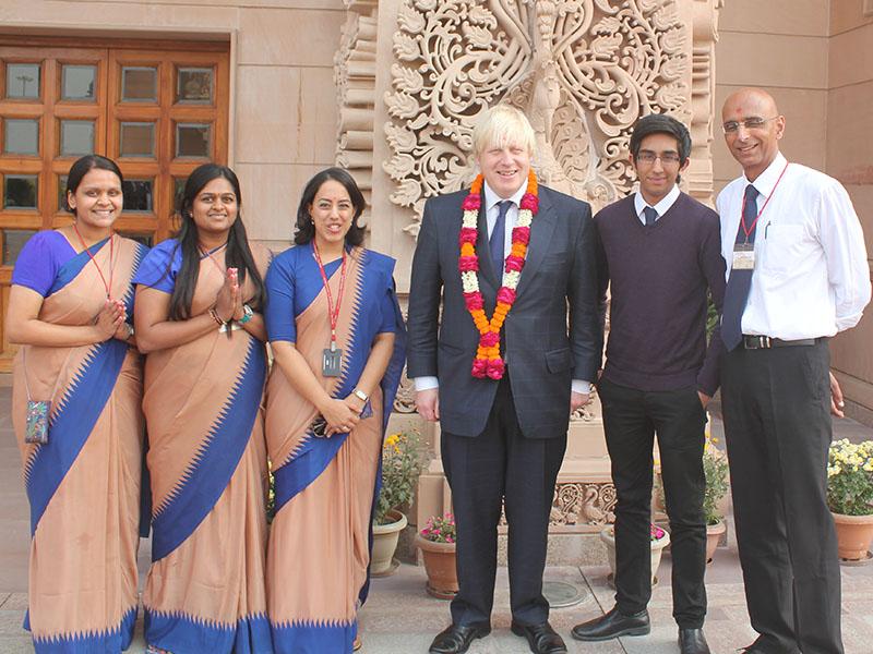 Mayor of London, Boris Johnson, with volunteers at Swaminarayan Akshardham