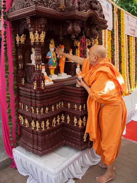  Pujya Ishwarcharan Swami performs pujan of a ghar mandir
