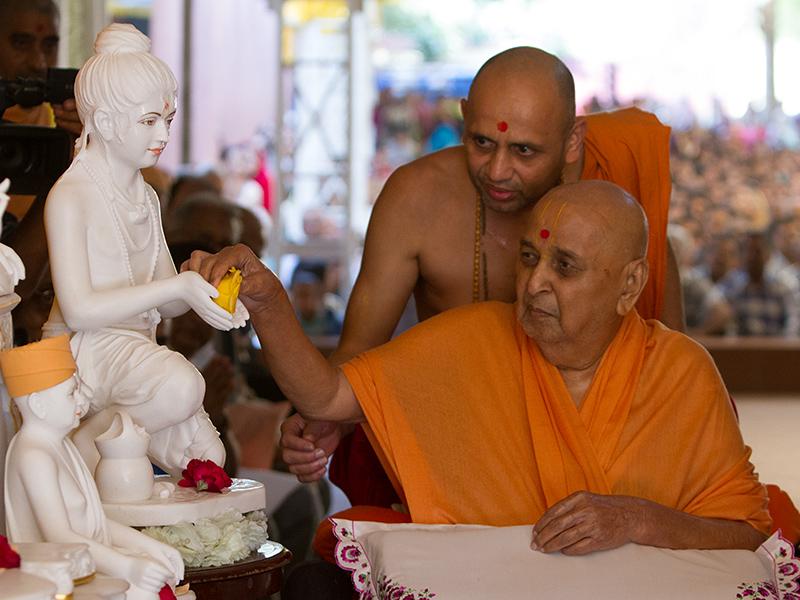  Swamishri sanctifies murti of Shri Nilkanth Varni