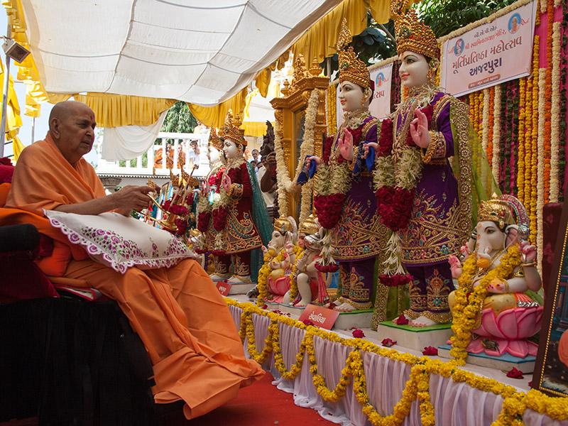  Swamishri performs pratishtha arti