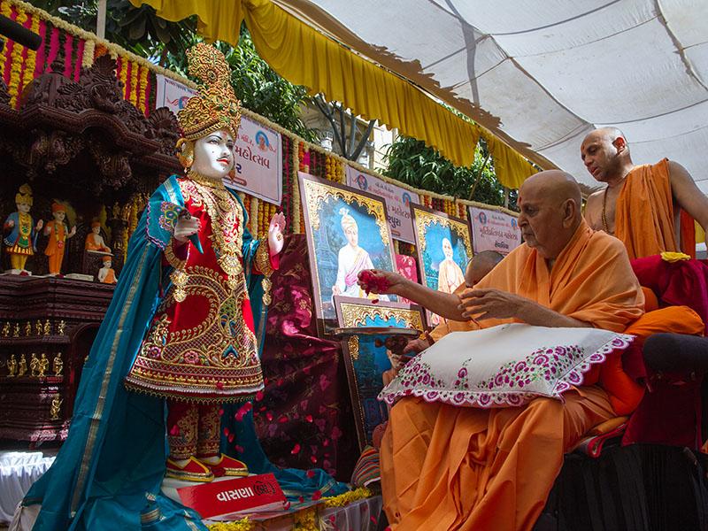  Swamishri performs pujan of murti for Vasna Mandir