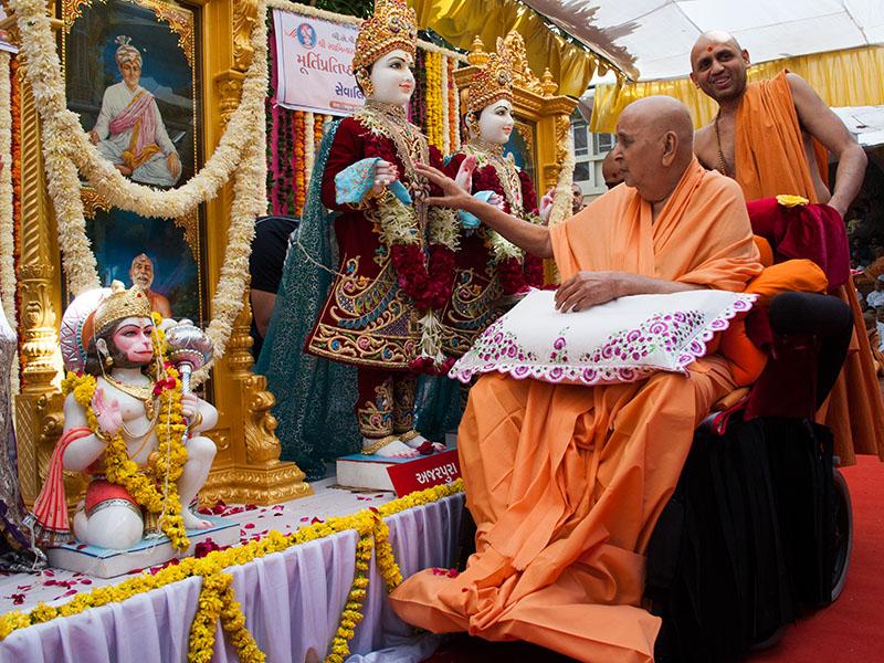  Swamishri performs pujan of murtis for Ajarpura Mandir