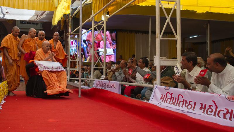  Swamishri blesses devotees from Sevaliya